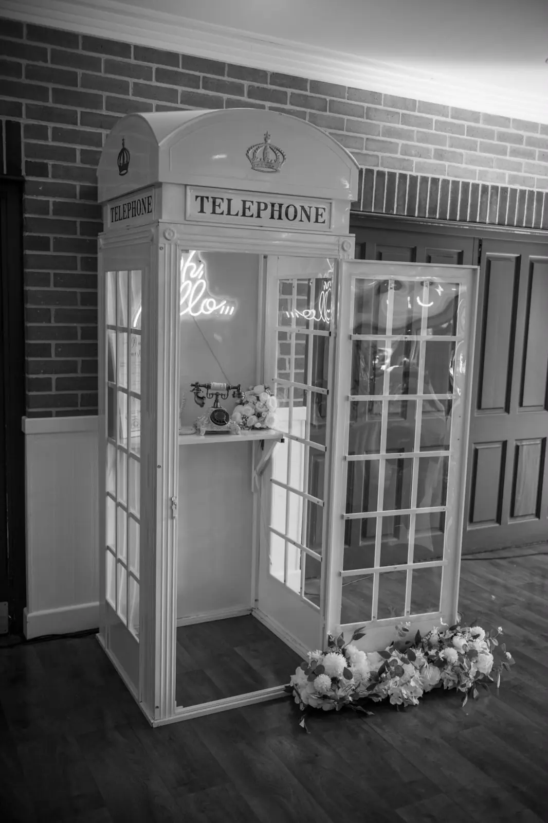 Audio guestbook telephone box
